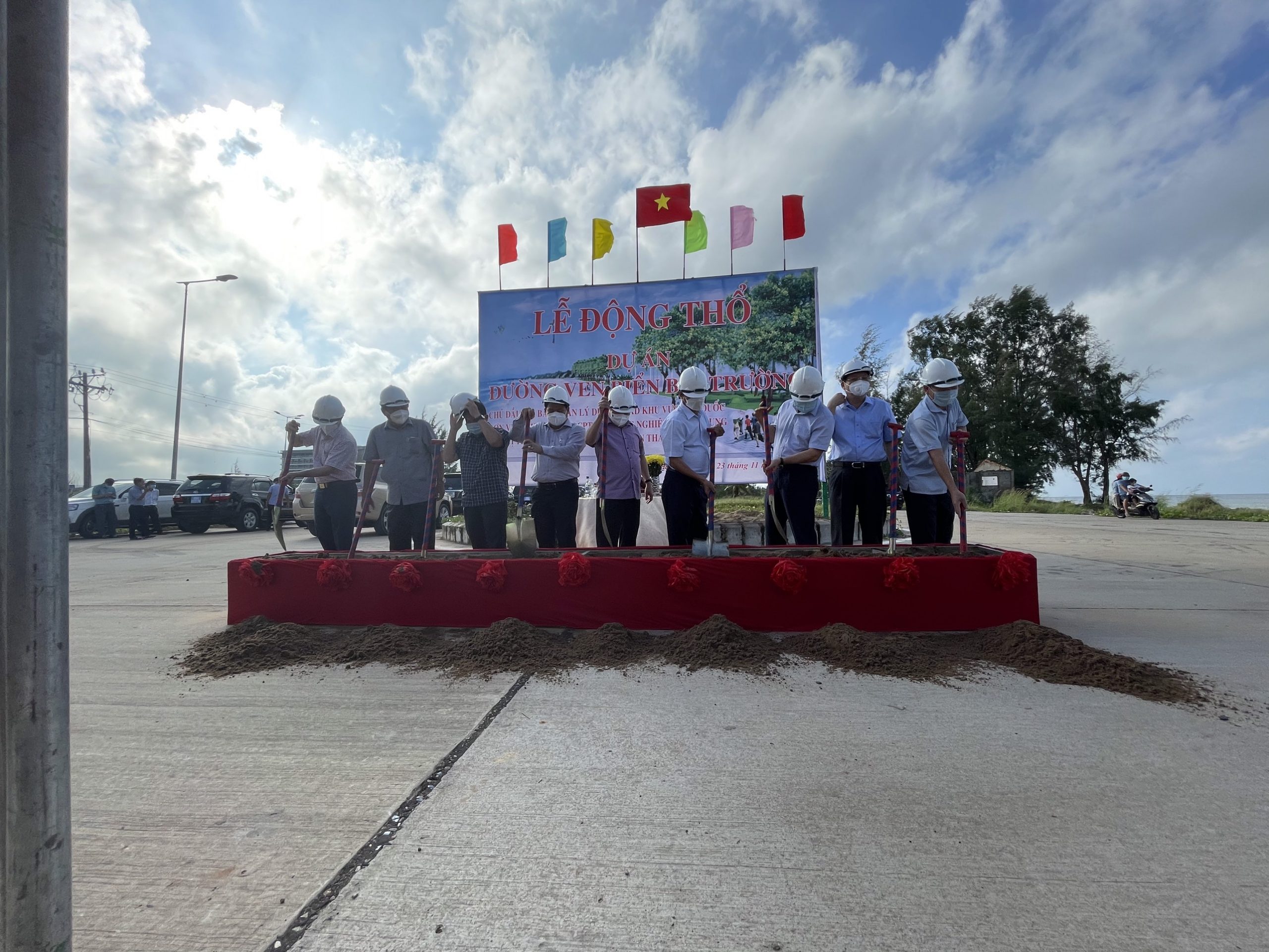 Sáng 23-11, dự án đường ven biển Bãi Trường (ở xã Dương Tơ, TP Phú Quốc) đã chính thức động thổ khởi công xây dựng - Ảnh: C.CÔNG