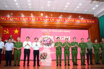 Nhân dịp kỷ niệm 61 năm Ngày Truyền thống lực lượng Cảnh sát nhân dân (20/7/1962 – 20/7/2023), lãnh đạo tỉnh Kiên Giang tặng hoa, chúc mừng Đoàn công tác Bộ Công an và Công an tỉnh Kiên Giang.